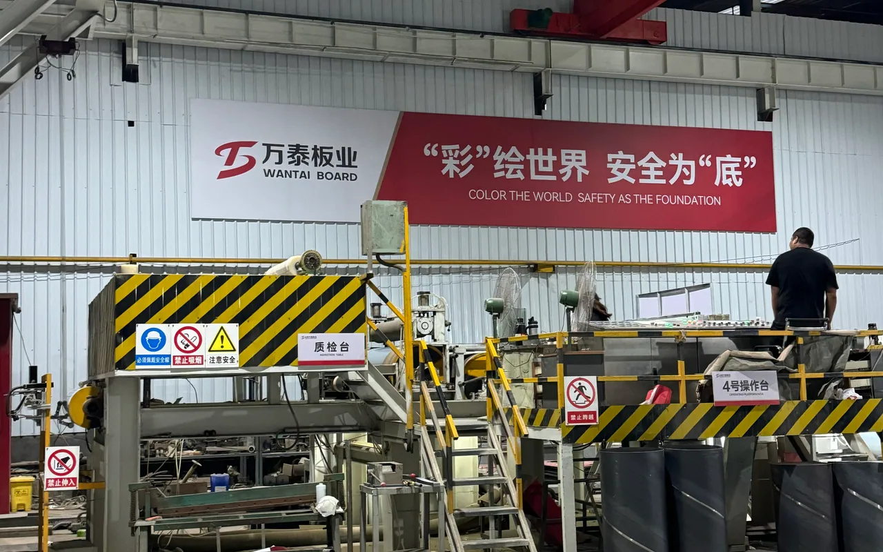 万泰板业彩涂生产线及安全标识与操作员